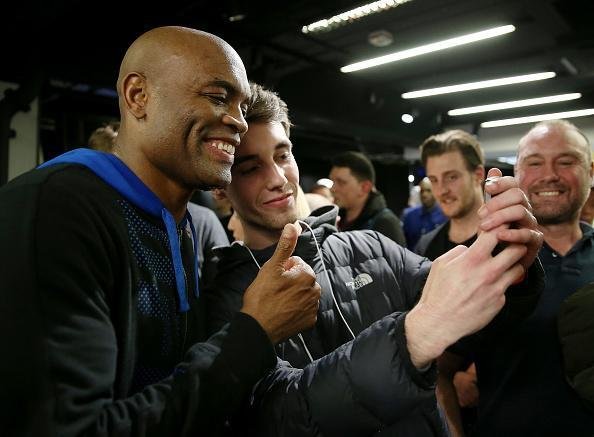Anderson Silva e Michael Bisping em ao no treino aberto do UFC em Londres
