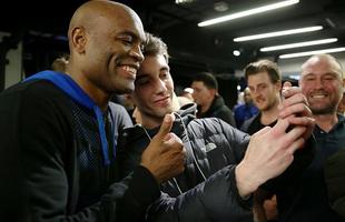 Anderson Silva e Michael Bisping em ao no treino aberto do UFC em Londres