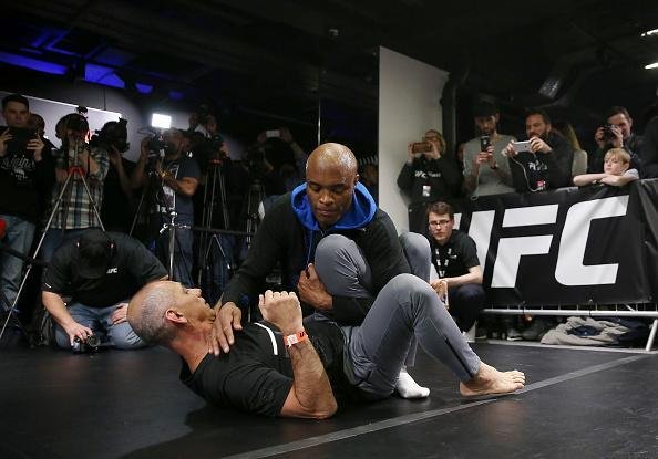 Anderson Silva e Michael Bisping em ao no treino aberto do UFC em Londres