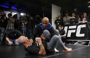 Anderson Silva e Michael Bisping em ao no treino aberto do UFC em Londres