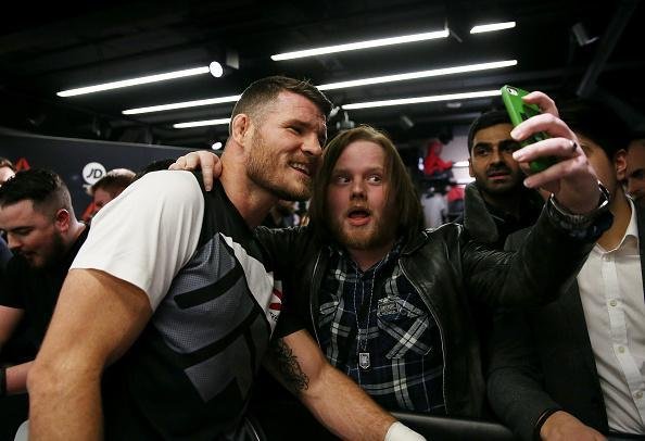Anderson Silva e Michael Bisping em ao no treino aberto do UFC em Londres