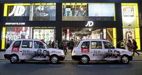Anderson Silva e Michael Bisping em ao no treino aberto do UFC em Londres