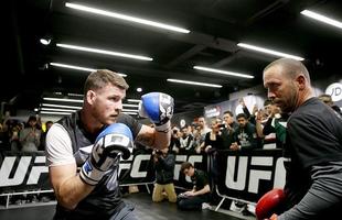 Anderson Silva e Michael Bisping em ao no treino aberto do UFC em Londres