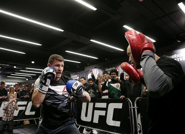 Anderson Silva e Michael Bisping em ao no treino aberto do UFC em Londres