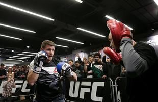 Anderson Silva e Michael Bisping em ao no treino aberto do UFC em Londres