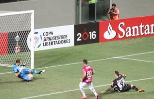 Sequncia de fotos do gol de Pratto sobre o Independiente del Valle