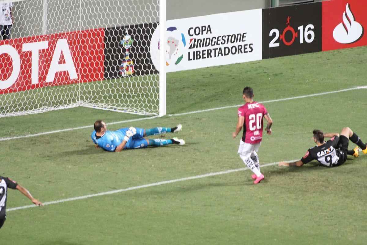 Sequncia de fotos do gol de Pratto sobre o Independiente del Valle