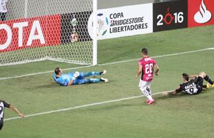 Sequncia de fotos do gol de Pratto sobre o Independiente del Valle