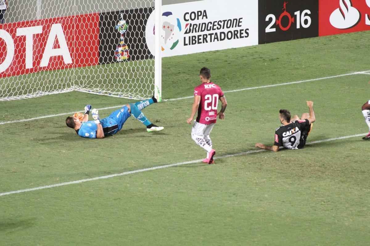Sequncia de fotos do gol de Pratto sobre o Independiente del Valle