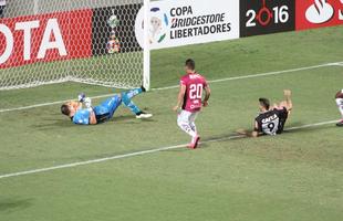 Sequncia de fotos do gol de Pratto sobre o Independiente del Valle