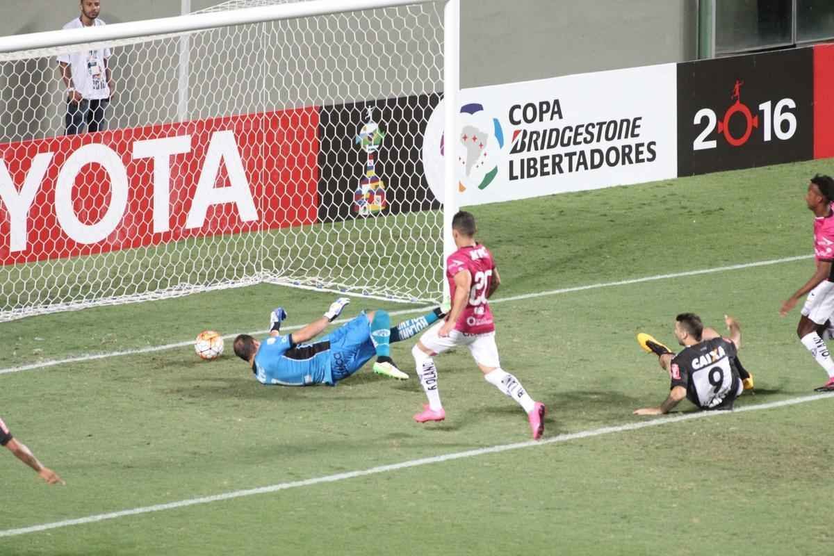 Sequncia de fotos do gol de Pratto sobre o Independiente del Valle