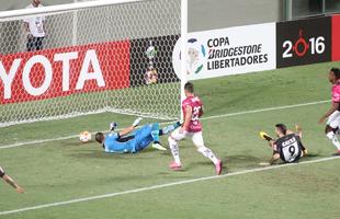 Sequncia de fotos do gol de Pratto sobre o Independiente del Valle