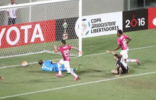 Sequncia de fotos do gol de Pratto sobre o Independiente del Valle