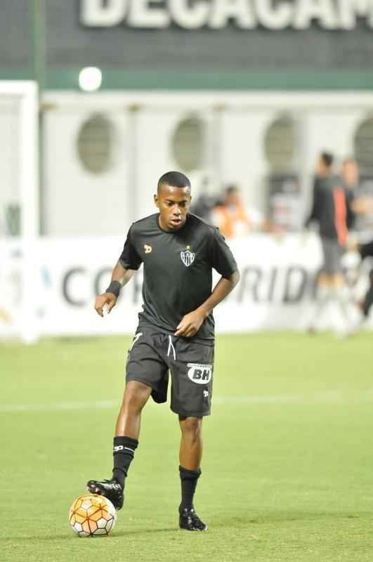 Robinho entrou em campo para o aquecimento e foi saudado pelos atleticanos no Horto