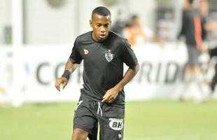 Robinho entrou em campo para o aquecimento e foi saudado pelos atleticanos no Horto