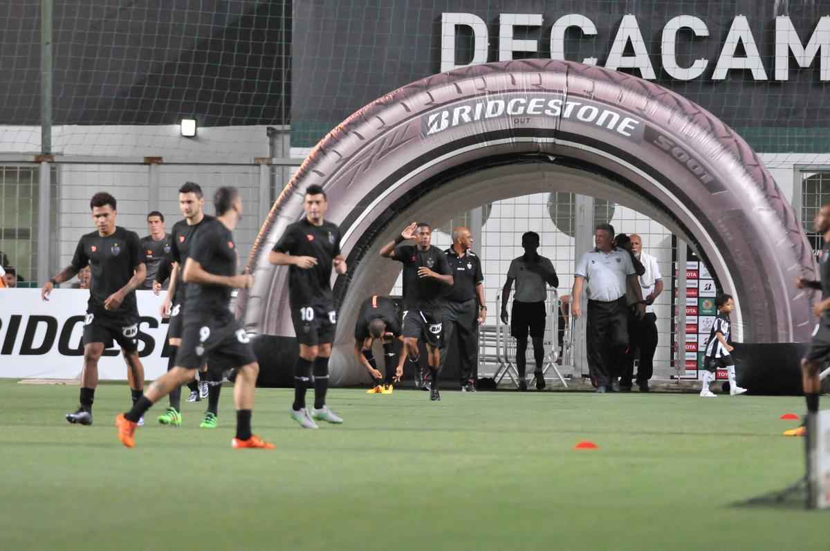 Robinho entrou em campo para o aquecimento e foi saudado pelos atleticanos no Horto