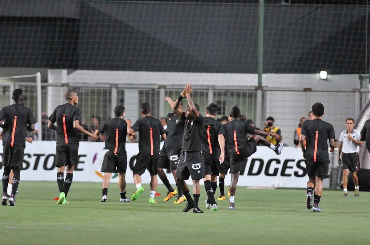 Robinho entrou em campo para o aquecimento e foi saudado pelos atleticanos no Horto