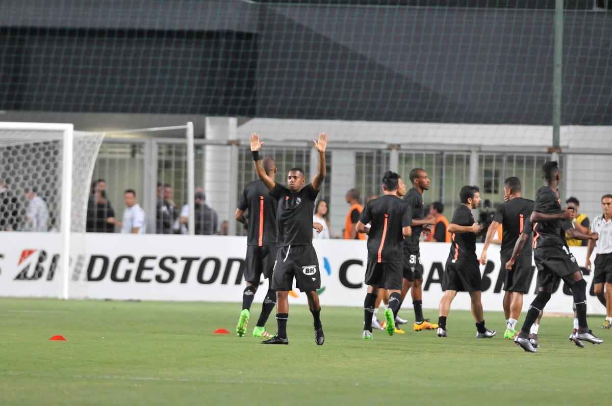 Robinho entrou em campo para o aquecimento e foi saudado pelos atleticanos no Horto