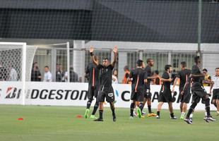 Robinho entrou em campo para o aquecimento e foi saudado pelos atleticanos no Horto