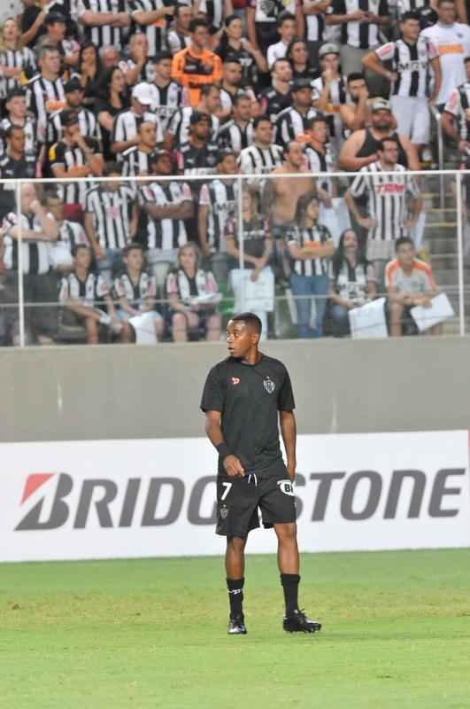 Robinho entrou em campo para o aquecimento e foi saudado pelos atleticanos no Horto