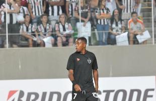 Robinho entrou em campo para o aquecimento e foi saudado pelos atleticanos no Horto