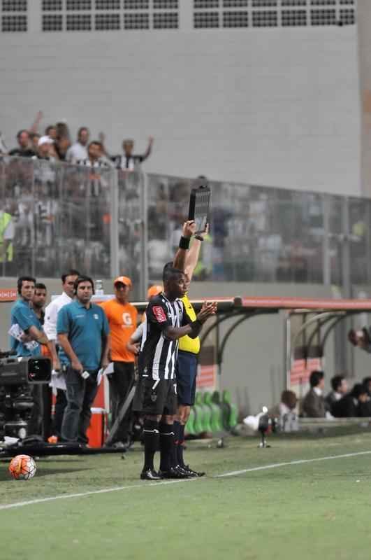 Robinho entrou em campo aos 10 do segundo tempo e teve estreia discreta pelo Atltico