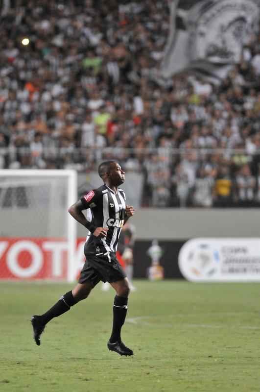 Robinho entrou em campo aos 10 do segundo tempo e teve estreia discreta pelo Atltico