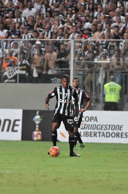Robinho entrou em campo aos 10 do segundo tempo e teve estreia discreta pelo Atltico