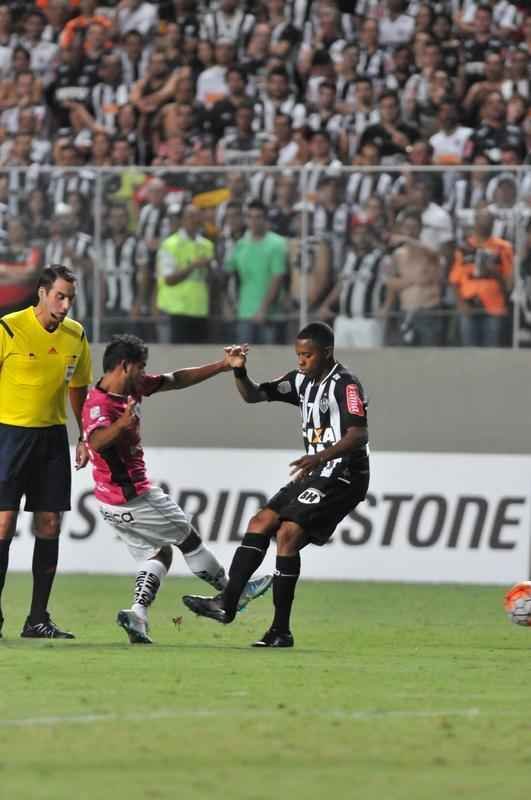 Robinho entrou em campo aos 10 do segundo tempo e teve estreia discreta pelo Atltico