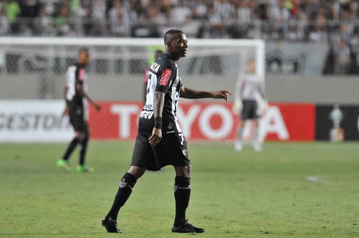 Robinho entrou em campo aos 10 do segundo tempo e teve estreia discreta pelo Atltico