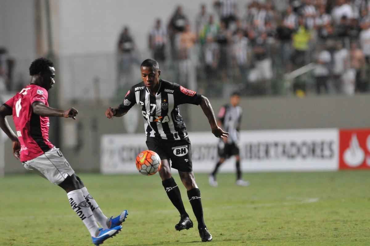 Robinho entrou em campo aos 10 do segundo tempo e teve estreia discreta pelo Atltico