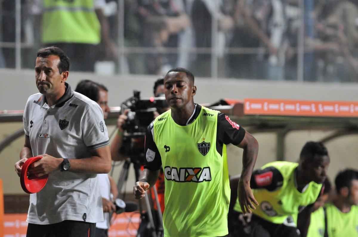 Robinho entrou em campo aos 10 do segundo tempo e teve estreia discreta pelo Atltico