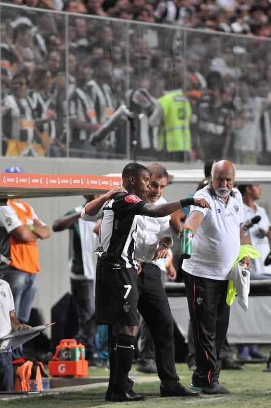 Robinho entrou em campo aos 10 do segundo tempo e teve estreia discreta pelo Atltico