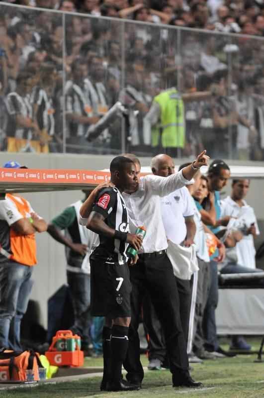 Robinho entrou em campo aos 10 do segundo tempo e teve estreia discreta pelo Atltico