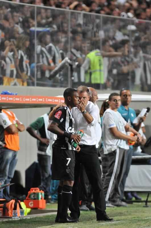 Robinho entrou em campo aos 10 do segundo tempo e teve estreia discreta pelo Atltico