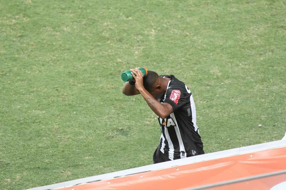 Robinho entrou em aos dez do segundo tempo, e ainda no teve noite brilhante no Galo