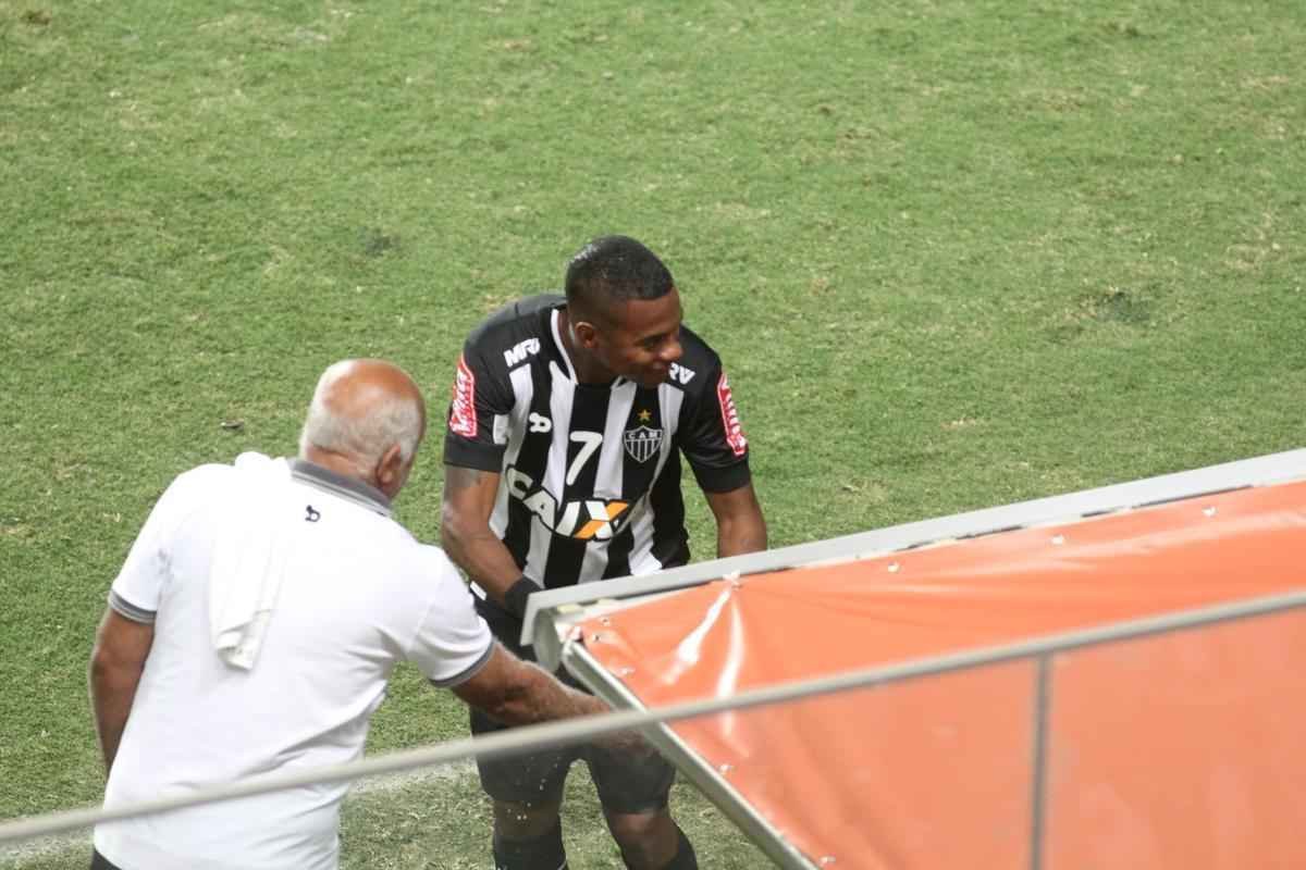 Robinho entrou em aos dez do segundo tempo, e ainda no teve noite brilhante no Galo