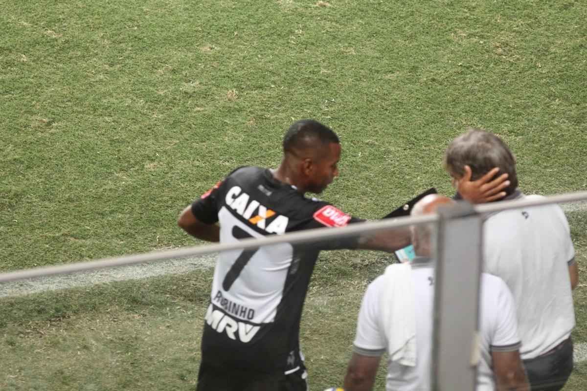 Robinho entrou em aos dez do segundo tempo, e ainda no teve noite brilhante no Galo
