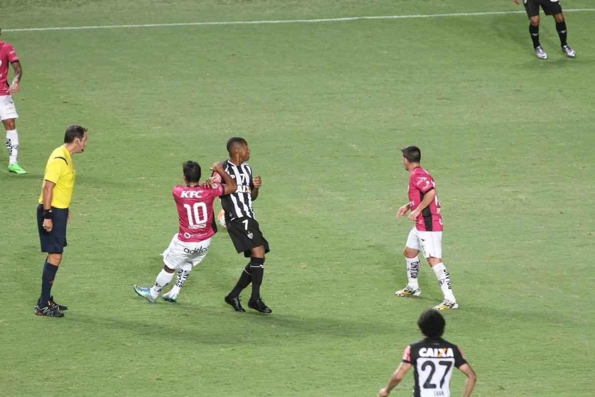 Robinho entrou em aos dez do segundo tempo, e ainda no teve noite brilhante no Galo
