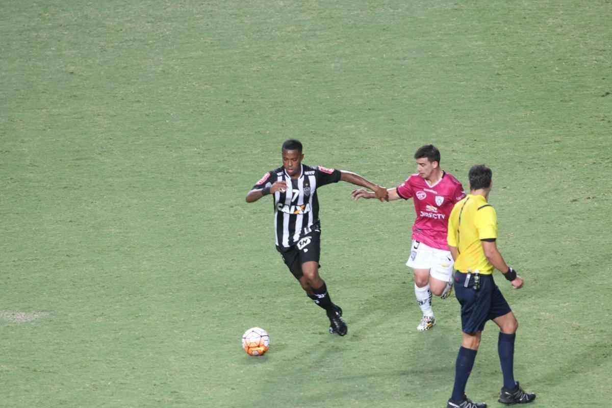Robinho entrou em aos dez do segundo tempo, e ainda no teve noite brilhante no Galo