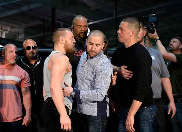 Com presena de imprensa e fs, Conor McGregor e Nate Diaz participam de conferncia em Los Angeles e esquentam clima para duelo no UFC 196