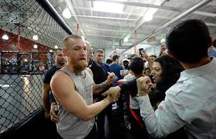 Com presena de imprensa e fs, Conor McGregor e Nate Diaz participam de conferncia em Los Angeles e esquentam clima para duelo no UFC 196