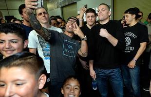 Com presena de imprensa e fs, Conor McGregor e Nate Diaz participam de conferncia em Los Angeles e esquentam clima para duelo no UFC 196