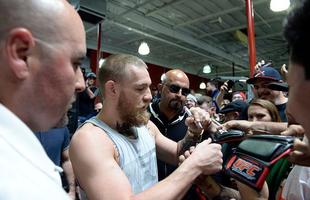 Com presena de imprensa e fs, Conor McGregor e Nate Diaz participam de conferncia em Los Angeles e esquentam clima para duelo no UFC 196