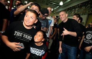 Com presena de imprensa e fs, Conor McGregor e Nate Diaz participam de conferncia em Los Angeles e esquentam clima para duelo no UFC 196