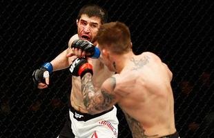Rustam Khabilov (luva azul) venceu Norman Parke por decis�o un�nime