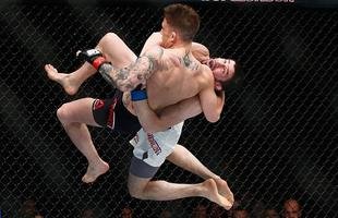 Rustam Khabilov (luva azul) venceu Norman Parke por decis�o un�nime