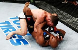 Spider voltou ao UFC com rev�s. Brasileiro chegou a derrubar Bisping com uma joelhada, achou que tinha vencido por nocaute, mas round havia encerrado. No fim, brasileiro acabou perdendo luta por pontos