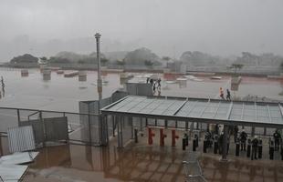 Divisrias dos portes de acesso foram derrubadas pelo vento e campo ficou alagado