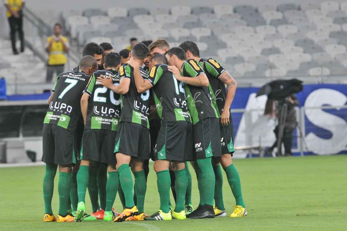 Lances do primeiro tempo do clssico entre Cruzeiro e Amrica, no Mineiro, pelo Mineiro